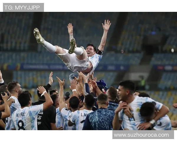 红地毯上的足球明星们展现风采与魅力的璀璨时刻 红地毯上的足球明星们展现风采与魅力的璀璨时刻