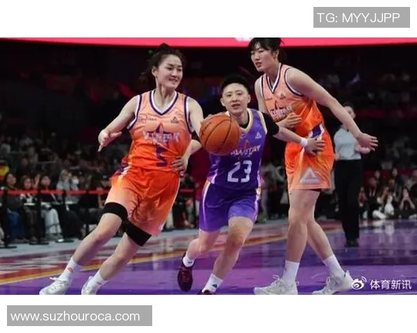 红色背心的篮球明星如何在赛场上展现个人魅力与团队精神的完美结合